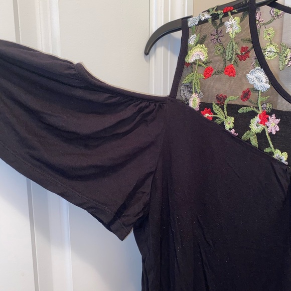 Women Sheer off the shoulder top - Picture 2 of 4